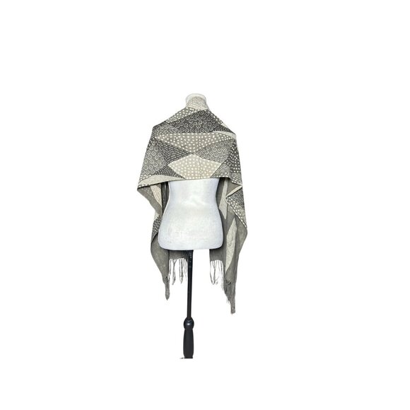 Handmade Mudcloth Ruana Gray and Black Geometric Handwoven Shawl Malian Bogolan - Picture 4 of 6